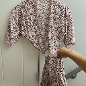 This beautiful dress has a deep V neck cut